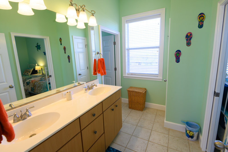 Shared bathroom between bedrooms 2 and 3
